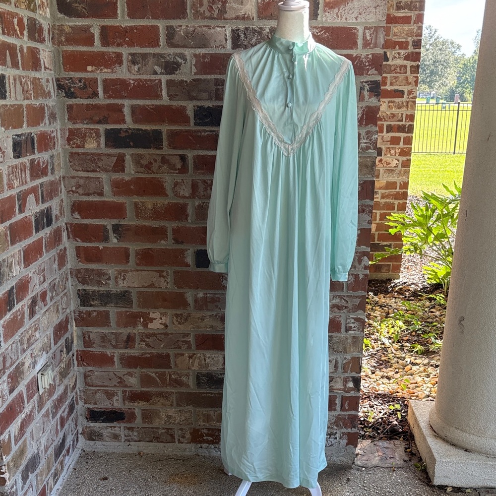 Sans Souci Vintage Elegant Nightgown Medium lace embellished made in USA